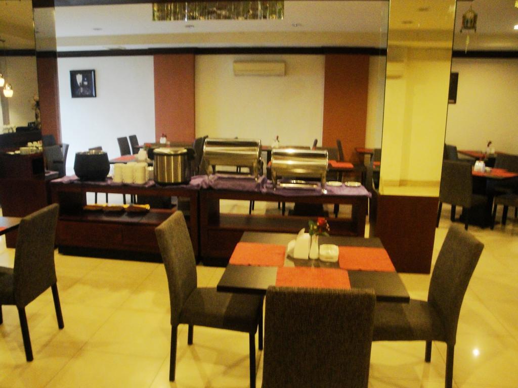 Imperial Hotel Kendari Экстерьер фото