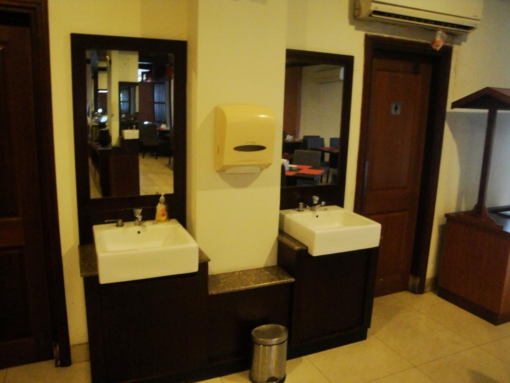 Imperial Hotel Kendari Экстерьер фото