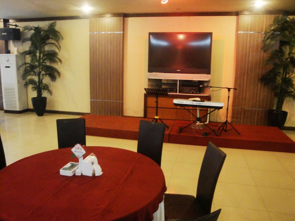 Imperial Hotel Kendari Экстерьер фото
