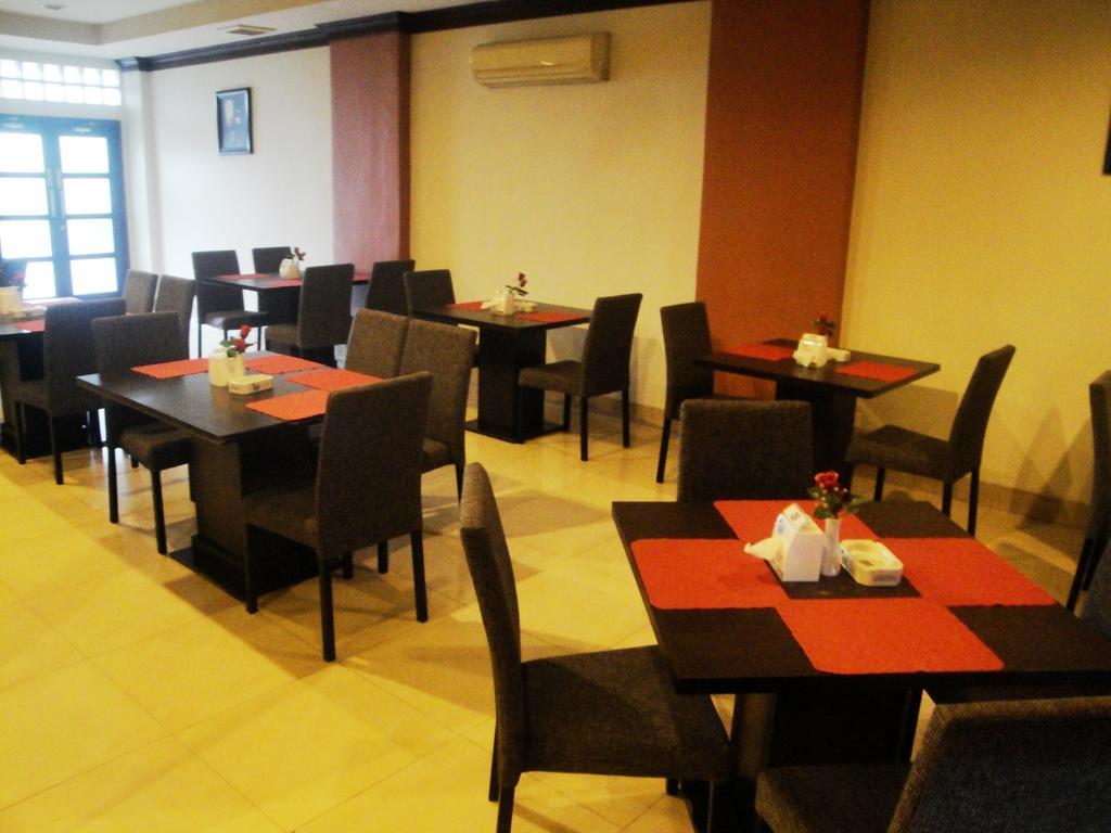 Imperial Hotel Kendari Экстерьер фото