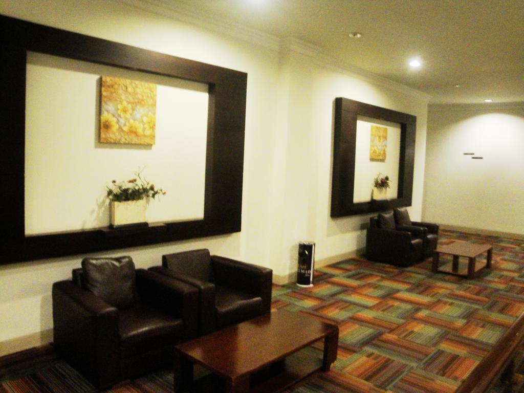 Imperial Hotel Kendari Экстерьер фото