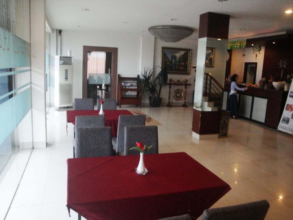 Imperial Hotel Kendari Экстерьер фото