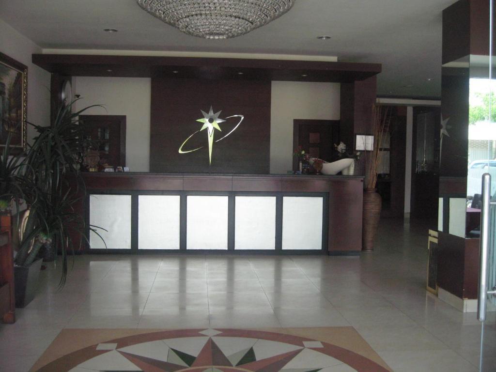 Imperial Hotel Kendari Экстерьер фото