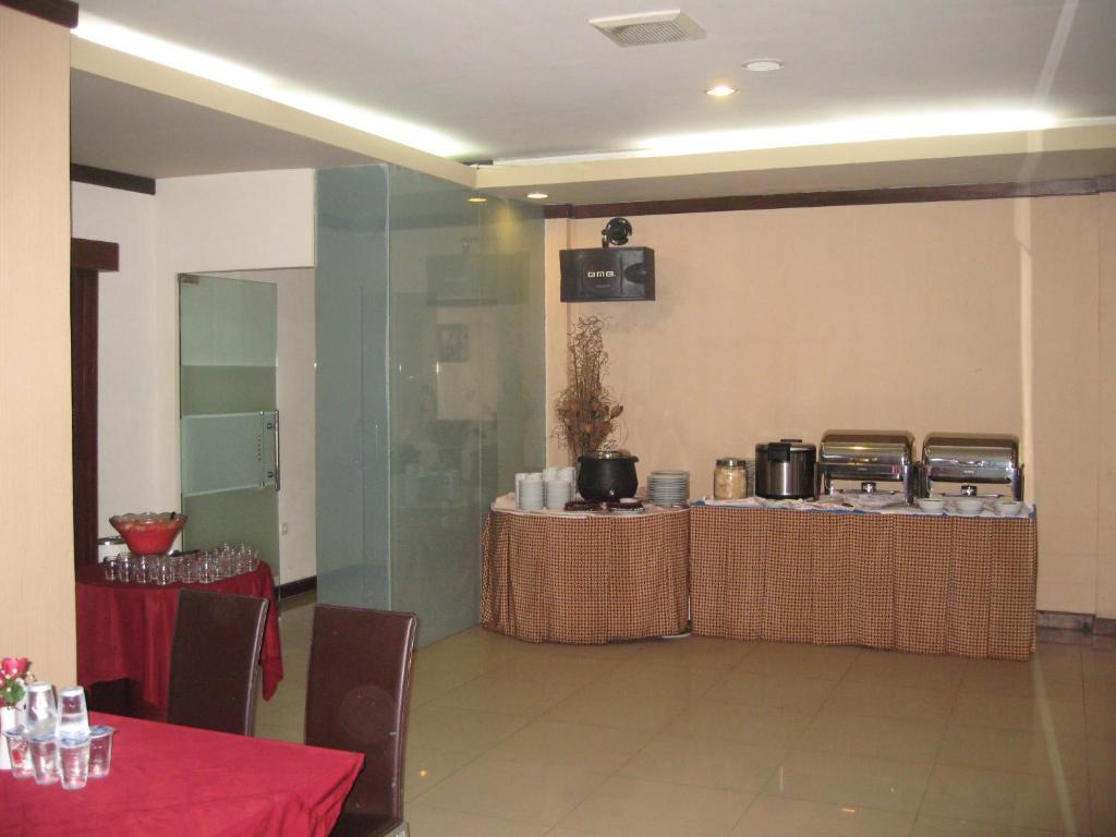 Imperial Hotel Kendari Экстерьер фото